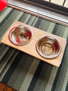 NWOT Frisco Wooden Bars Dog & Cat Raised Double Bowl, White, Medium: 3 cup